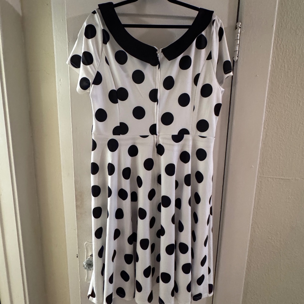 Unique Vintage - White Swing Dress with Black Polka Dots and Collar (Size 2X) - Picture 2 of 4